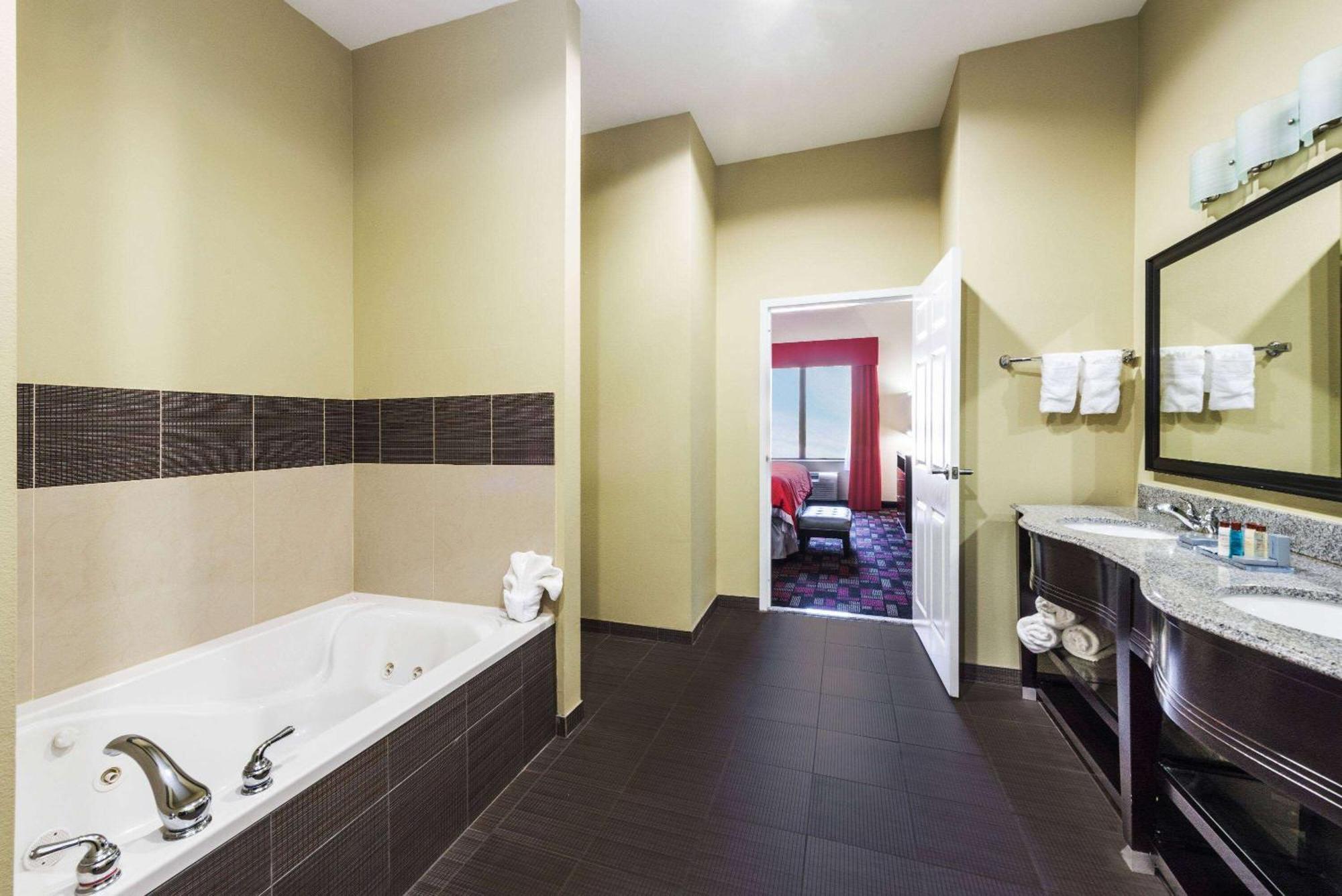 Wingate By Wyndham Lake Charles Casino Area מראה חיצוני תמונה